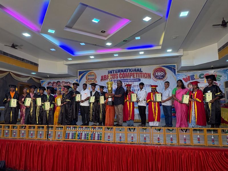 அபாகஸ் நிகழ்வில் மாணவர்களும் ஆசிரியர்களும் மேடையில் நிற்கும் படம்
